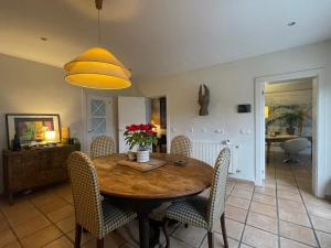 a dining room with a wooden table and chairs at Preciosa habitación en suite in Algete