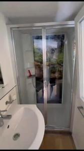 een badkamer met een douche en een witte wastafel bij Mipro mobilhome 6 in Lido di Spina