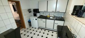 Kuchyň nebo kuchyňský kout v ubytování Suhl - Ihre erholsame Arbeiterwohnung in Zentrumnähe