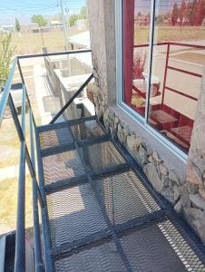 una escalera de metal que conduce a una ventana en Donde la Zulema, en Malargüe 3 fotos más