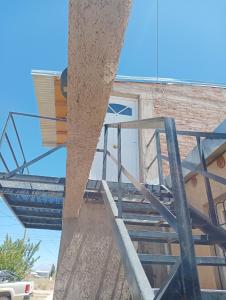 una escalera que conduce a una casa con una puerta blanca en Donde la Zulema, en Malargüe
