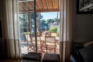 Habitación con puerta que da a un patio con sillas. en Casa el Refugio del Lago alojamiento rural, en Córdoba