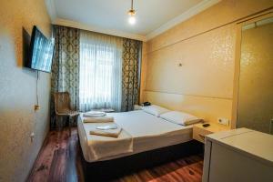 une chambre d'hôtel avec un lit et une fenêtre dans l'établissement SAHRA OTEL, à Istanbul