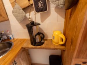 un bancone della cucina con frullatore su un ripiano in legno di Studio Valfréjus, 1 pièce, 4 personnes - FR-1-468-113 a Modane