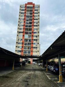een hoog gebouw met auto's geparkeerd voor het bij Apartamento no Centro da Cidade in Belém
