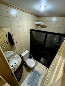 uma pequena casa de banho com WC e lavatório em Apartamento no Centro da Cidade em Belém
