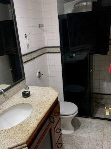 uma casa de banho com um WC, um lavatório e um chuveiro em Apartamento no Centro da Cidade em Belém