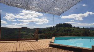 una piscina en una terraza con vistas a las montañas en Le Pas Sage au Trible, Suites Bambou/ La Source/ Tataouine, en Gluiras