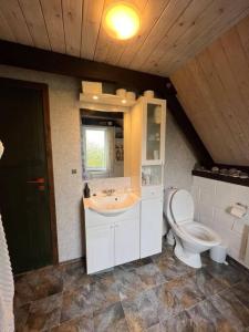 a bathroom with a sink and a toilet in a room at Charmerende sommerhus in Ringkøbing