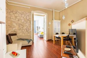 Televízia a/alebo spoločenská miestnosť v ubytovaní Annicku's Stylish Budapest Apartment
