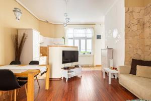Televízia a/alebo spoločenská miestnosť v ubytovaní Annicku's Stylish Budapest Apartment