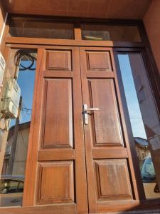 a wooden door with a window on a building at Gemasoti House in Drobeta-Turnu Severin