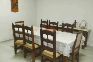 a dining room table and chairs with a white table and a table and chairsonnaissance at Espaço Geraldo Meirelles in Casa Branca
