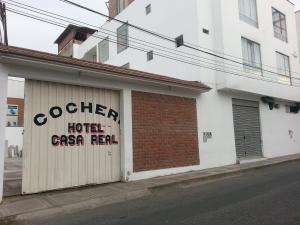 una casa hotel con un vero cartello sul lato di un edificio di HOTEL CASA REAL a Tacna