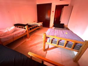 nad głową pokoju z 2 łóżkami piętrowymi w obiekcie Corniche AD - For Males "Peaceful Bed Space" w Abu Zabi