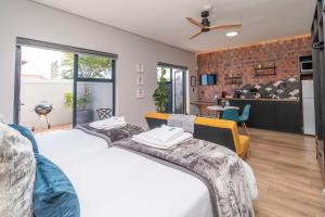 ein Schlafzimmer mit 2 Betten und ein Wohnzimmer in der Unterkunft Lemon Tree Studio 991 in Langebaan