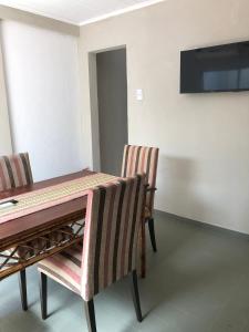uma sala de jantar com uma mesa e duas cadeiras em La Comarca Aparts Alojamiento em Colón