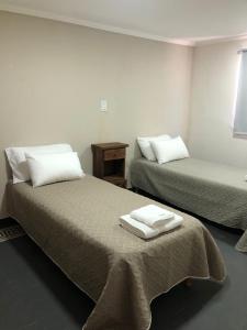 Habitación con 2 camas y toallas. en La Comarca Aparts Alojamiento en Colón