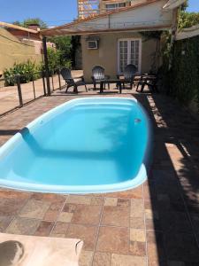 a large blue swimming pool on a patio at La Comarca Aparts Alojamiento in Colón