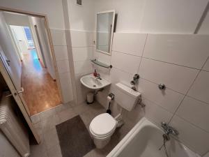 een badkamer met een toilet, een wastafel en een bad bij Optimale Monteursunterkunft in Remscheid