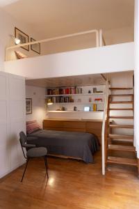 um quarto com um beliche e uma cadeira em Gallery Apartment, Near The Vatican em Roma