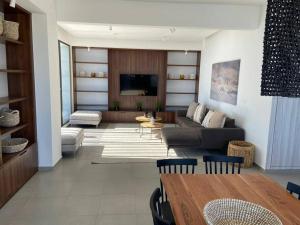 sala de estar con sofá y mesa en Hermoso departamento ful amueblado nivel ejecutivo en Antofagasta