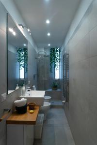 um banheiro com uma pia, um vaso sanitário e uma banheira em Gallery Apartment, Near The Vatican em Roma