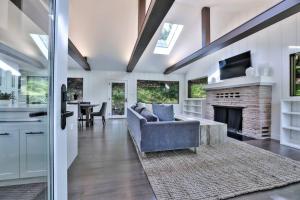 een woonkamer met een bank en een open haard bij Stunning Executive Retreat 5b/4ba —Entire Home in Portola Valley