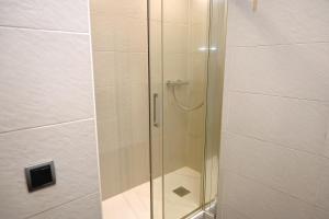 a shower with a glass door in a bathroom at Homenfun Barcelona Guinardó Hospital Sant Pau in Barcelona