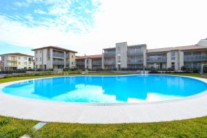 Bazén v ubytování New Apartment Lazise nebo v jeho okolí