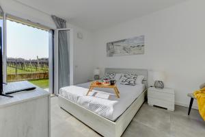 Postel nebo postele na pokoji v ubytování New Apartment Lazise