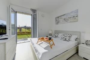 Postel nebo postele na pokoji v ubytování New Apartment Lazise