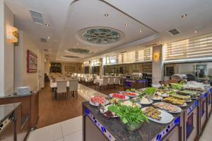 um buffet com comida num restaurante em Green Anka Hotel em Istambul