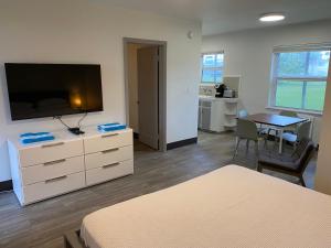 Cette chambre comprend 2 lits et une télévision à écran plat. dans l'établissement Rolo Beach Hotel, à Fort Lauderdale