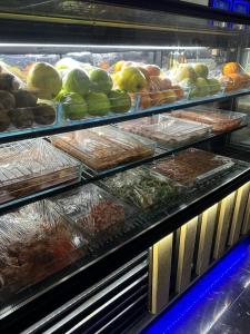 una vitrina llena de diferentes tipos de alimentos en SAHRA OTEL en Estambul
