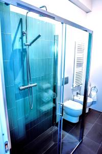 y baño con ducha, aseo y lavamanos. en VUEL SEA VIEW HOUSE -10 Minutes from the Airport Fiumicino, en Fiumicino