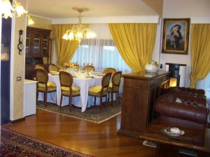 uma sala de jantar com mesa e cadeiras em Villa Graziella Perugia em Perugia