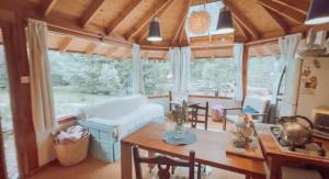 un soggiorno con tavolo e divano di Casa en Bariloche a San Carlos de Bariloche