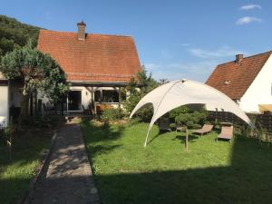 un gran paraguas blanco en el patio de una casa en Lachberg9, en Dahn