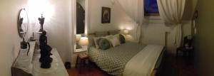 una camera da letto con un letto con cuscini verdi di Au Duc de Sep a Sepmeries