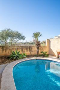 una gran piscina azul en un patio en 3 Bedroom Holiday Home with Large Private Pool and Views, en Xewkija