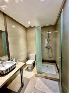 La salle de bains est pourvue d'une douche, de toilettes et d'un lavabo. dans l'établissement Oasis de Sérénité en Bord de Mer, à Casablanca