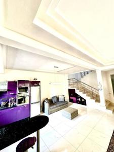 - un salon avec des placards violets et un canapé dans l'établissement Oasis de Sérénité en Bord de Mer, à Casablanca