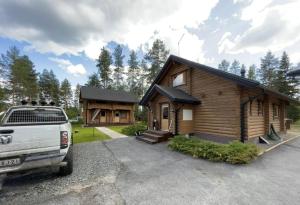塞伊奈約基的住宿－Villa Kalajärvi，小木屋前面停有卡车