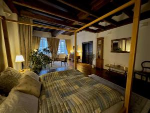 ein Schlafzimmer mit einem großen Bett in einem Zimmer in der Unterkunft Maison Český Krumlov in Český Krumlov