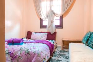 um quarto com uma cama e uma janela em Simons house em Marraquexe