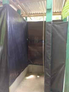 una habitación cubierta de plástico negro en Casa River Camping, en Tigre