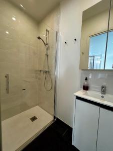 y baño con ducha y lavamanos. en Maisonnette 2 pers tout confort près de Paris en Bobigny