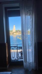 a room with a window with a view of the water at Regina del Porto in Brindisi