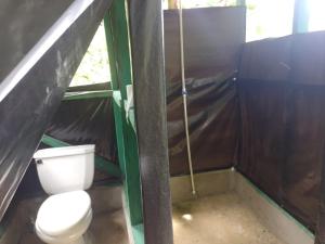 Baño pequeño con aseo en una cabina en Casa River Camping, en Tigre